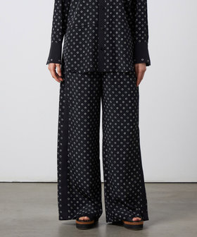 ハトメプリント パンツ