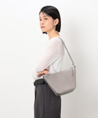 ショルダーバックを下げたプラチナフォックスさん モニカ MONICA 3連マルチショルダーバッグ （ブラック(パイソン)） -靴