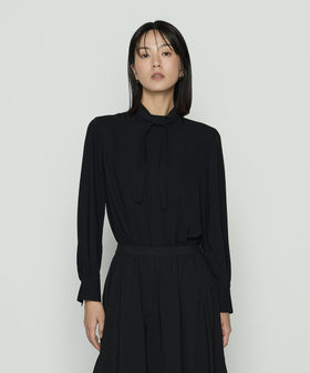 Sサイズ 〕 マットサテン タイ付 ハイネックブラウス（96-04BM01-205