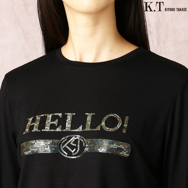 華やかなスパンコールを施したプルオーバー