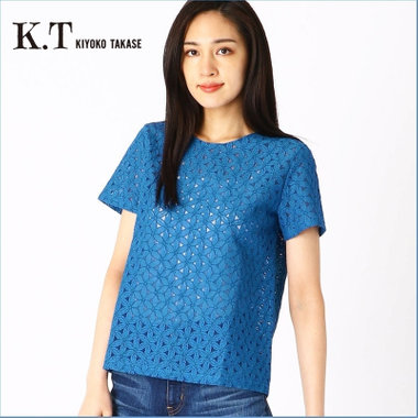 ほんのり透ける肌でフェミニンな印象になるフラワーレース