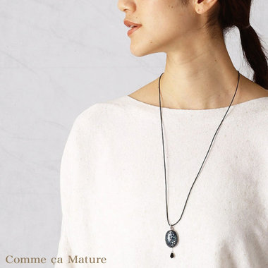 首元に彩りをプラスして、華やかに。