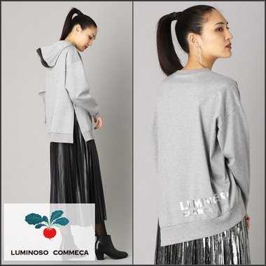 さりげないスリットでカジュアルだけど女性らしさもプラス