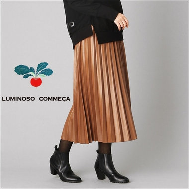 フェミニンにもカジュアルにも着こなせるプリーツスカート