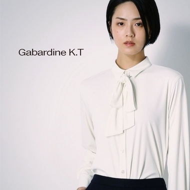 年始に…クリーンな気持ちを先導する白ブラウス